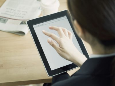 新聞の電子版を比較！機能や購読料金